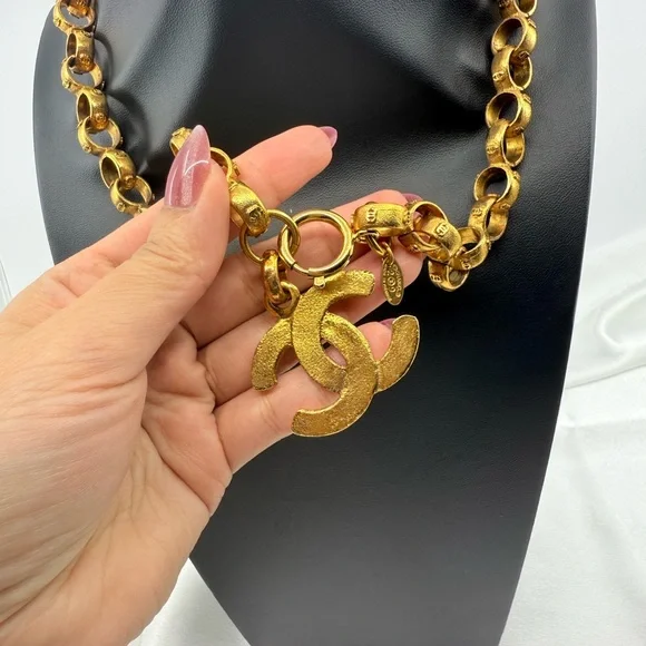 CHANEL Vintage Gold CC Chain Link Pendant Necklace - Picture 4 of 13